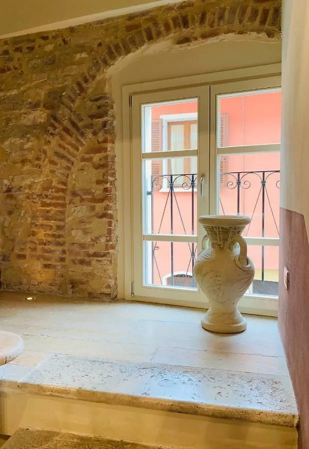 Piccolo Palazzo Vintage Apartment San Felice del Benaco Italy