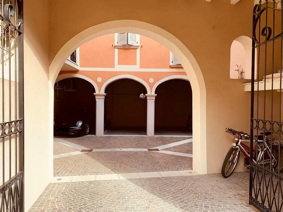 Piccolo Palazzo Vintage Apartment San Felice del Benaco Italy